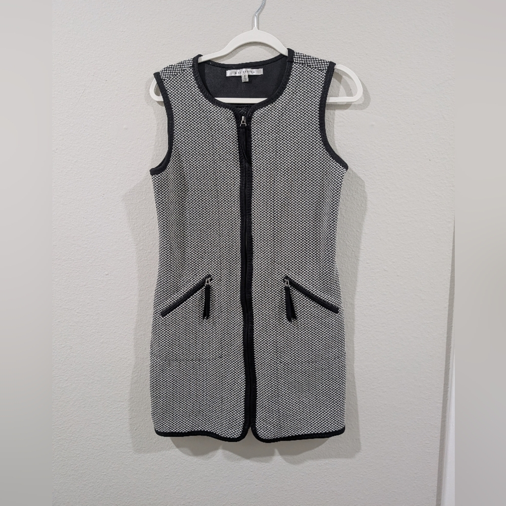 Sleeveless Black & White Zip-Front Shift Dress
